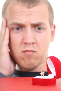 Man looking at wedding ring. Focus on ring Stockfoto's