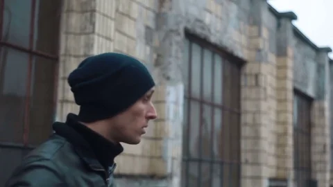 The man looks around 스톡 동영상 82115118