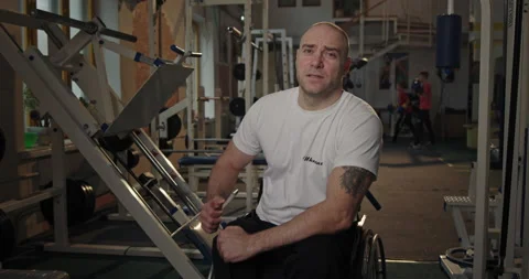 A man looks into the camera with a serious focused gaze Paralympian with 動画素材 154256210