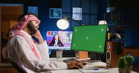 Man looks at chroma key computer screen Foto stock
