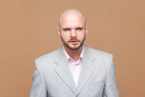 Man looks grumpy, feels offended and displease, clenched teeth, looking at Foto stock