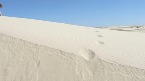 Man lost in desert, alone and thirsty, looks for a way back to civilisation 動画素材 116367390