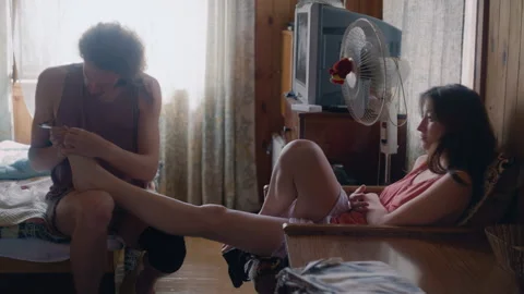 Man Lovingly Trims Partner Toenails at Home Vidéo 312210640