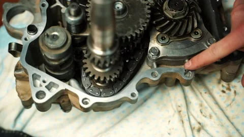 A man lubricates the engine with sealant to connect the two body parts Vidéo 160927648