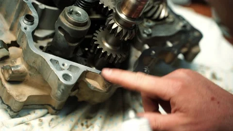 A man lubricates the engine with sealant to connect the two body parts Vidéo 160927687