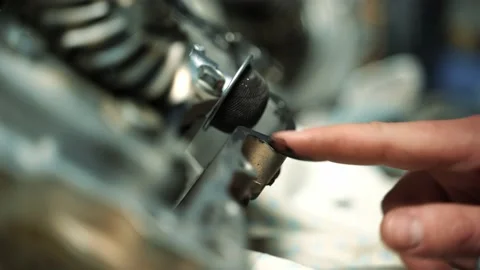 A man lubricates the engine with sealant to connect the two body parts Vidéo 160927734