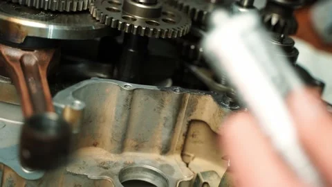 A man lubricates the engine with sealant to connect the two body parts Vidéo 160927792