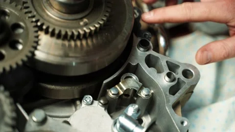 A man lubricates the engine with sealant to connect the two body parts Vidéo 160927815