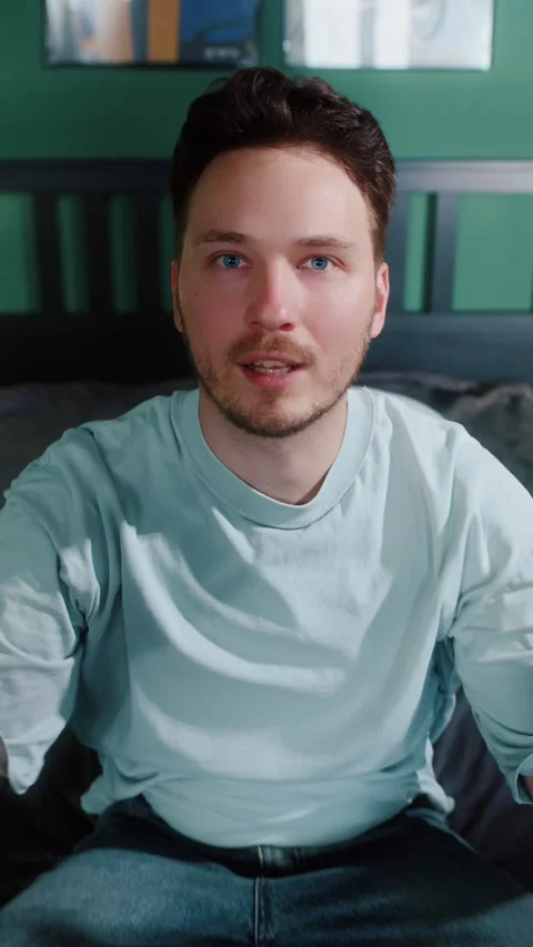 Man lying on back and talking 動画素材 322569056