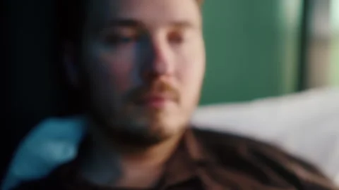 Man lying in bed looking at smartphone screen late at night Vídeos de archivo 319543975