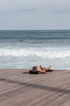 Man lying down and relaxing on a wooden deck Stock-Fotos