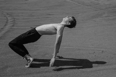 Man lying down on sand in desert Foto stock