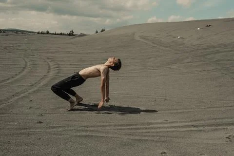Man lying down on sand in desert Foto stock