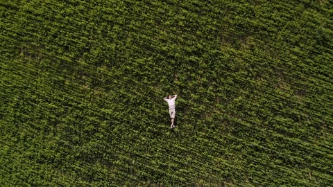 Man lying on a green field Stock-Footage 118196927