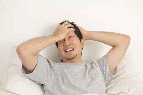 Man lying with headache Stock-Fotos