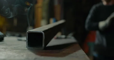Man in Machine Shop - Clip 002 Stockbeeldmateriaal 163942897