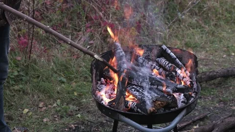 Man make a fire flames from firewoods for preparing grill Video stock 124326702