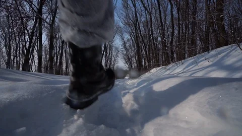 Man make a pace over camera, in the sky Man walks in the snow, rear view, Shoe Vidéo 101835802