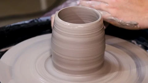 Man makes a clay pot or vase on a potter's wheel Vidéo 331206373