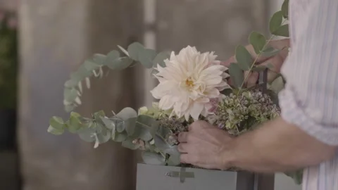 A man makes a floreal composition Stock-Footage 147662763