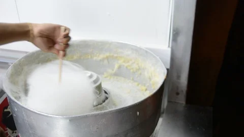 Man makes fluffy cotton candy with special machine at street  Vídeo Stock 93683341
