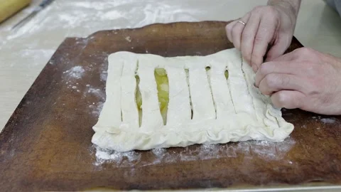 A man makes a homemade apple pie out of puff pastry Vídeo Stock 169700302