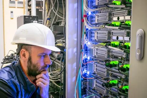 A man makes an important decision on the hosting site of the Internet provide 库存照片