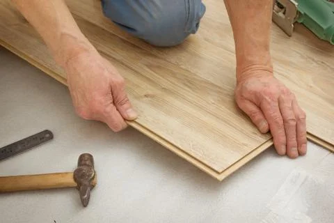 Man makes laying laminated panels oak styles Foto stock