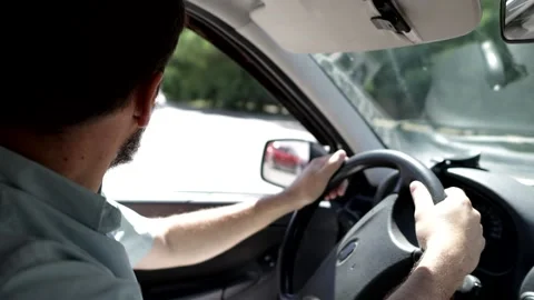 A man makes a maneuverable turn on his car Vídeo Stock 157632197