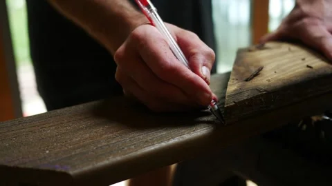 Man Makes Mark on Composite Decking using old Wood as Stencil 库存影片 344825791