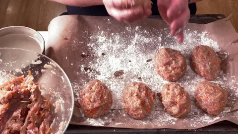 A man makes minced meatballs and puts them on a baking tray Vídeo Stock 304804925