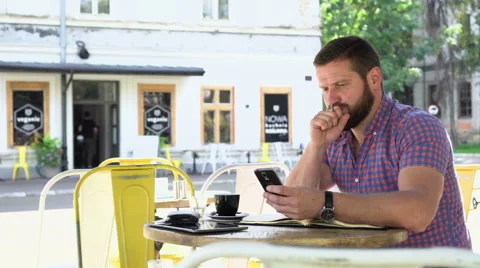 Man makes notes from smartphone to notebook in cafe, slider shot, righ Vidéo 67629237