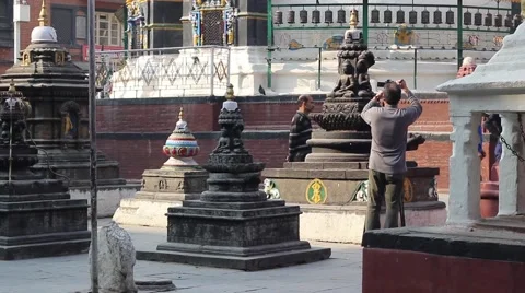 Man makes pictures of the stupa Stock Footage 59190202