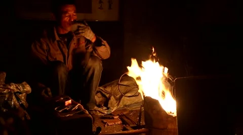 Man makes popcorn at night, using the traditional Chinese process Stock Footage 57840278