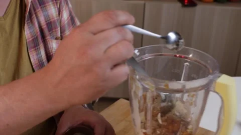 A man makes pumpkin filling for pumpkin pie Vídeos de archivo 286104476