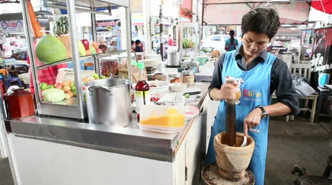 Man Makes Spicy Apple Mango Salad At Thai Market 스톡 동영상 30343326