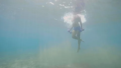 Man is making exercises with dumbbells underwater. Video stock 107072078