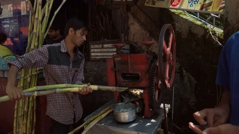 Man making a fresh sugar cane juice on the streets of Rishikesh. Stock Footage 117727404