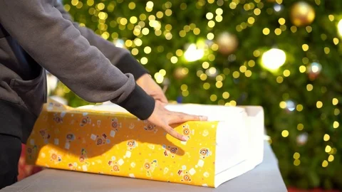 Man making gift box in Christmas and new year holiday celebration, slow-motion Stock-Footage 100530080