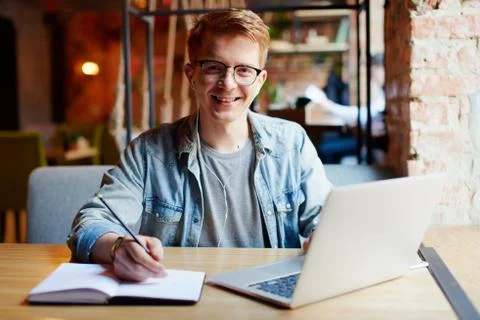 Man making notes in the textbook. Foto stock