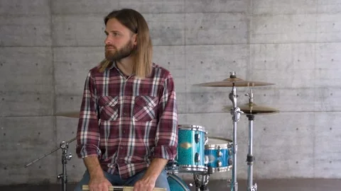 Man Making Online lessons for beginner drum. Drumming warn-up beginner Video stock 155553985