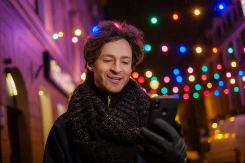 Man making selfie on a cold winter evening Foto stock