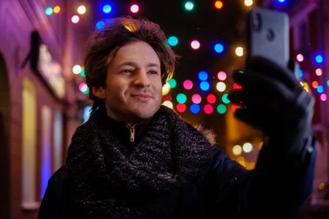Man making selfie on a cold winter evening Foto stock