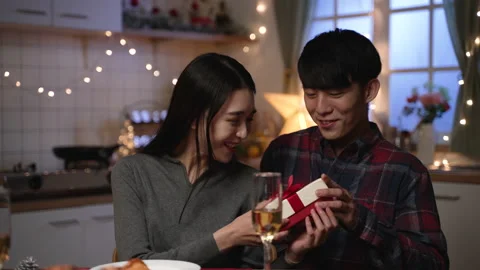 Man making surprise for charming girlfriend 库存影片 165756497