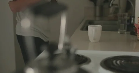 Man making tea in kitchen with honey 库存影片 78038274