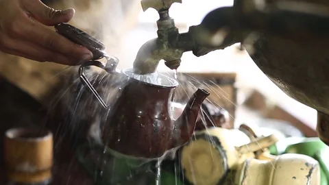 Man making tea in tea shop on the streets Video stock 88196888