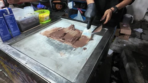 A man is making Thai Rolled Ice Cream Vídeo Stock 292813518