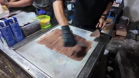 A man is making Thai Rolled Ice Cream Stockbeeldmateriaal 292814258