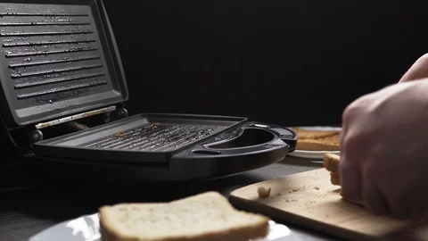 Man making toasts with electric grill Vidéo 104063960