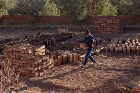 Man making traditonal mud bricks at Ait Ben Haddou ksar Morocco, ancient UNESCO 스톡 사진